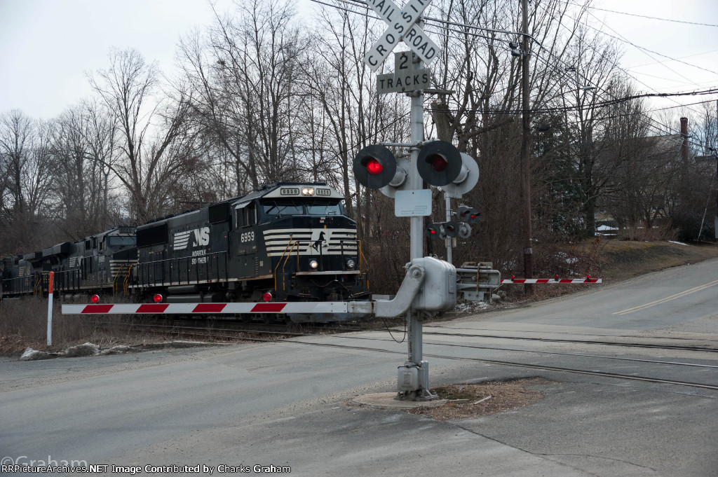 NS 6959 through the crossing